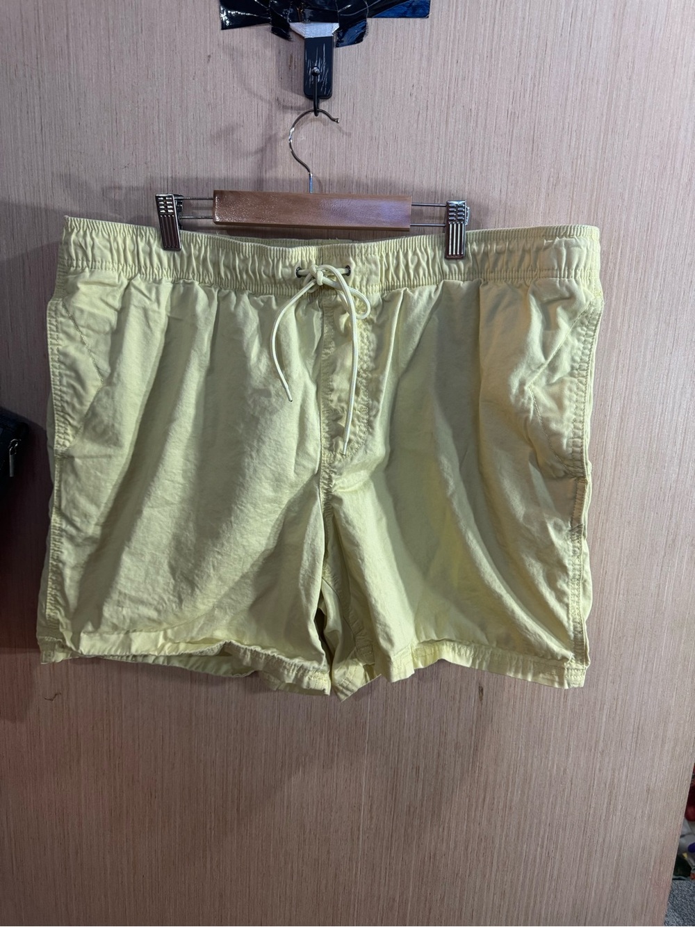 Amazon Essentials Men's Light Yellow Casual Shorts with Drawstring Size XL